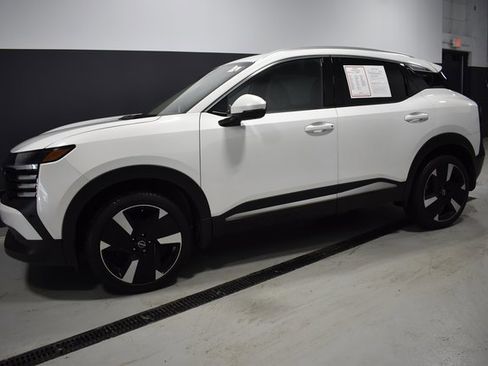 Certified 2025 Nissan Kicks SR image 2