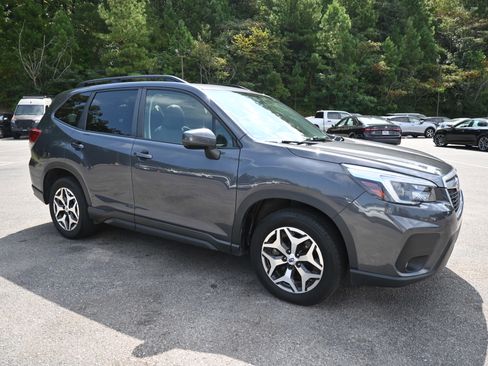 Used 2021 Subaru Forester Premium image 11
