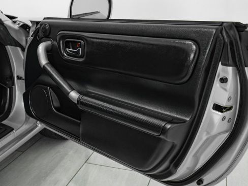 Used 2002 Toyota MR2 image 32