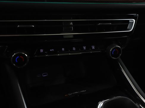 Used 2024 Chevrolet Traverse RS image 25