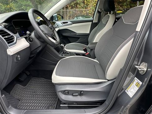 Used 2025 Volkswagen Taos SE image 9