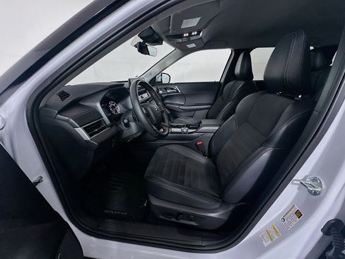Used 2025 Mitsubishi Outlander SE FWD image 13