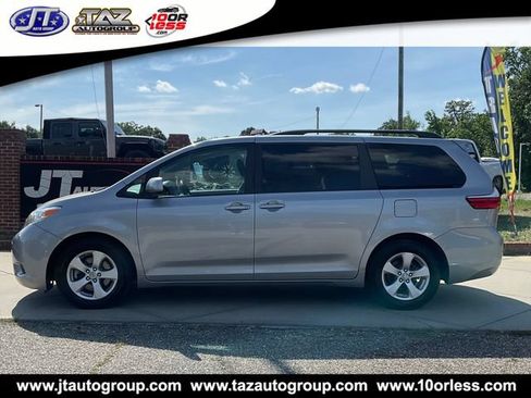 Used 2017 Toyota Sienna LE FWD image 4