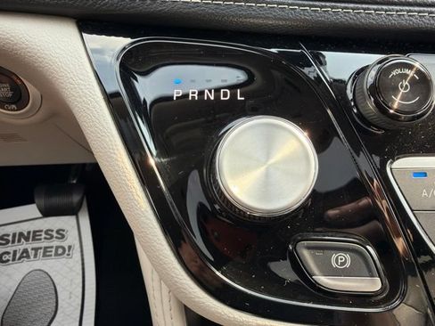 Used 2023 Chrysler Pacifica Limited FWD image 21