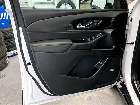 Used 2023 Chevrolet Traverse RS image 9