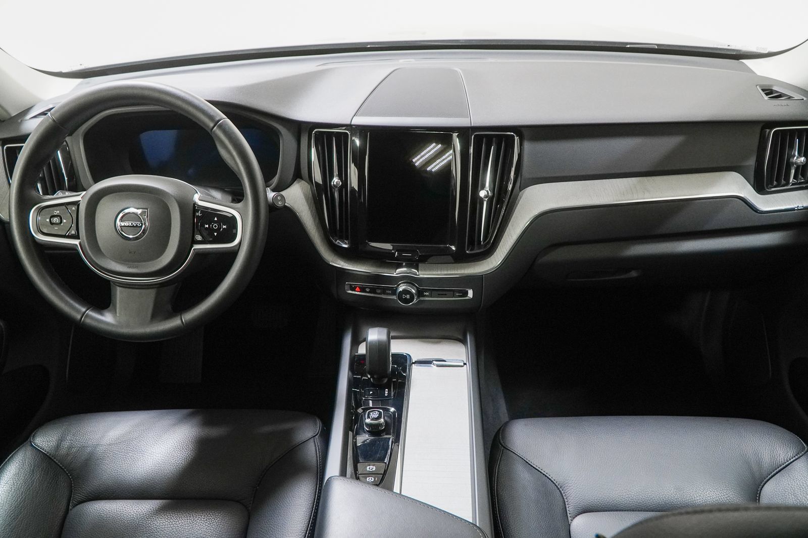 Used 2025 Volvo XC60 B5 Plus AWD/4WD image 24