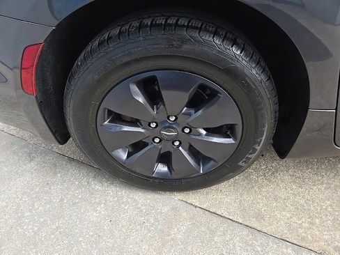 Used 2020 Chrysler Pacifica Limited w/ Advanced Safetytec Group image 24