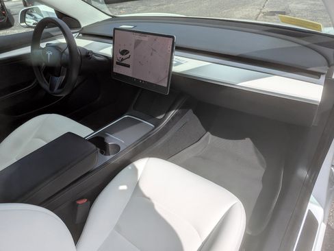 Used 2021 Tesla Model 3 Standard Range Plus image 30