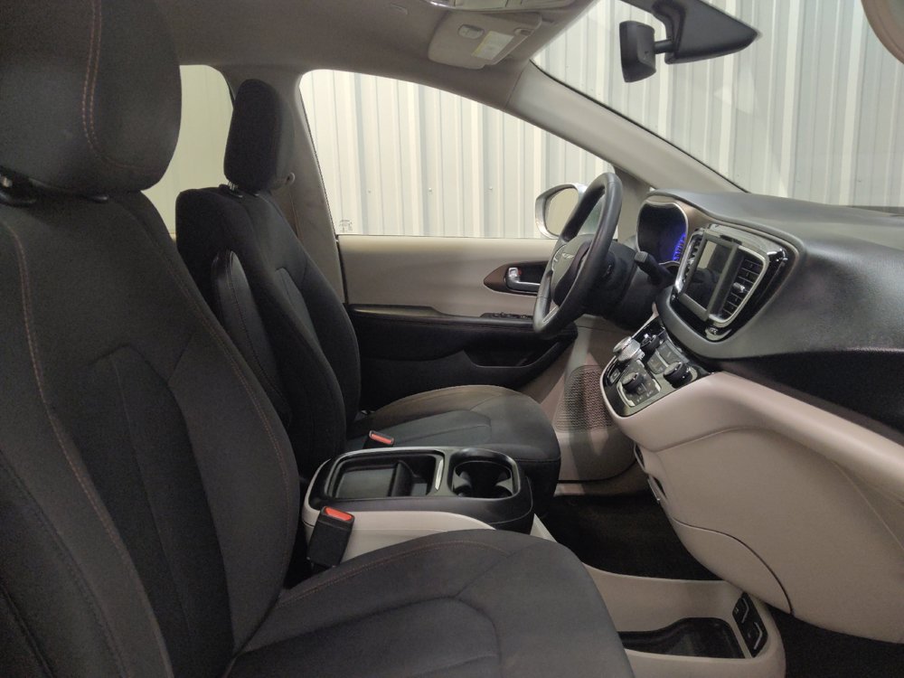 Used 2019 Chrysler Pacifica Touring Plus w/ Tire & Wheel Group FWD image 21