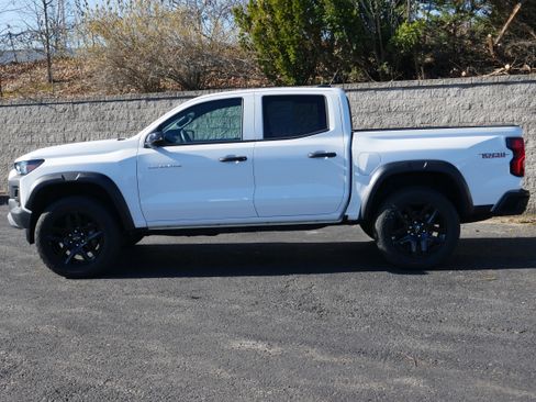 Certified 2024 Chevrolet Colorado Trail Boss w/ Technology Package AWD/4WD image 3
