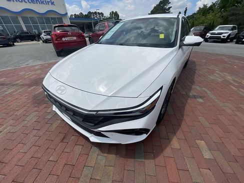 Used 2024 Hyundai Elantra Limited FWD image 28