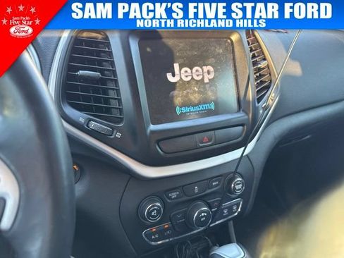 Used 2018 Jeep Cherokee Latitude Plus FWD image 6