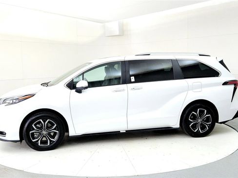Used 2026 Toyota Sienna Platinum image 3
