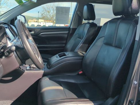 Used 2018 Toyota Highlander SE image 21