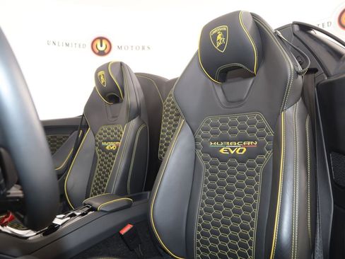Used 2023 Lamborghini Huracan EVO image 45
