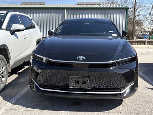 Used 2023 Toyota Crown Limited image 2