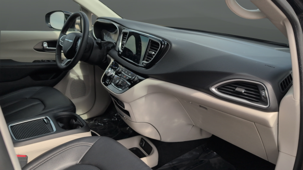 Used 2024 Chrysler Pacifica Touring-L FWD image 28