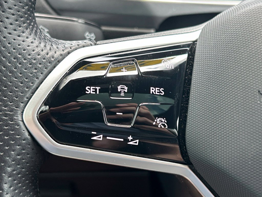 Used 2023 Volkswagen Tiguan SE R-Line FWD image 27