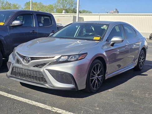 Used 2023 Toyota Camry SE image 3