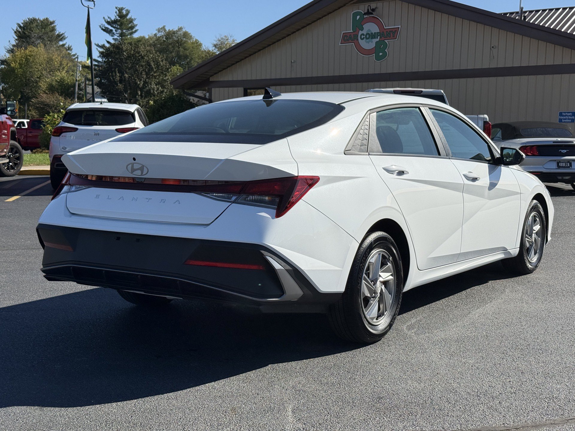 Used 2025 Hyundai Elantra SE FWD image 8