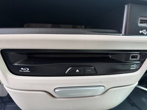 Used 2018 Chrysler Pacifica Limited w/ Advanced Safetytec Group FWD image 22