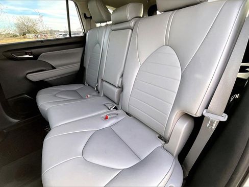 Used 2021 Toyota Highlander XLE image 22