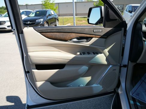 Used 2019 Cadillac Escalade ESV Luxury AWD/4WD image 16