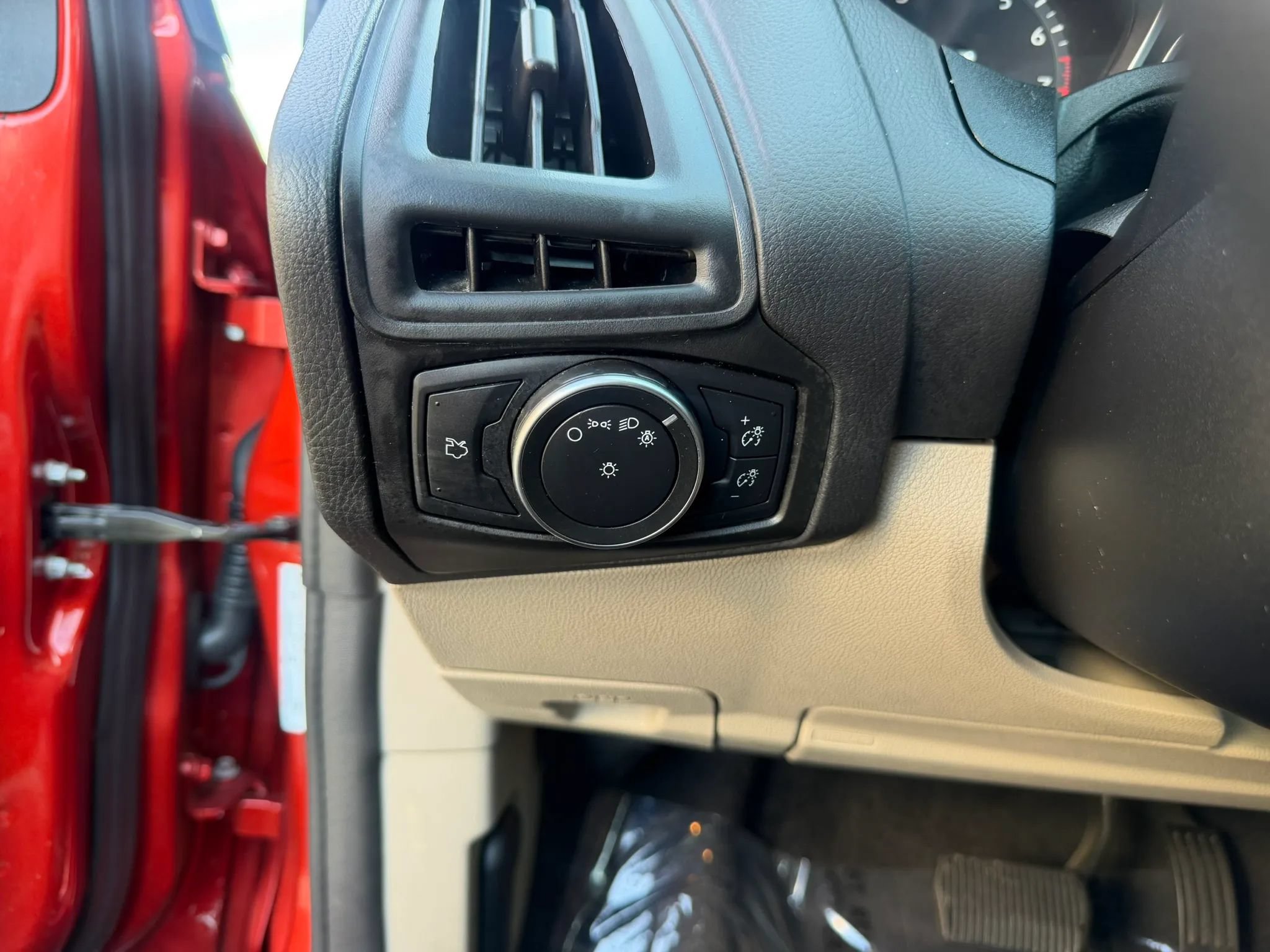 Used 2018 Ford Focus SE FWD image 24