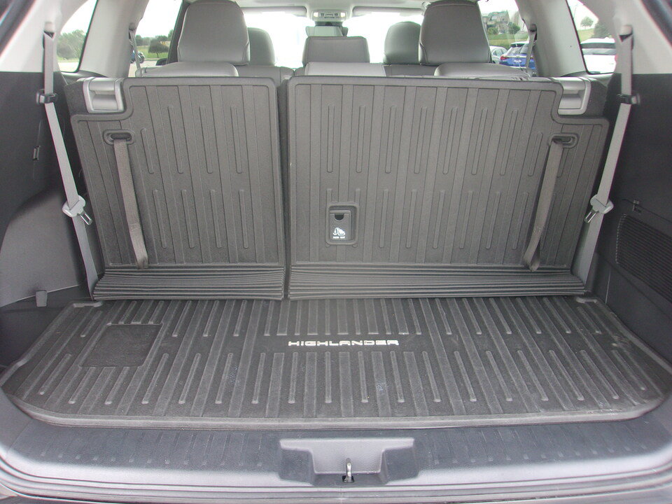 Used 2021 Toyota Highlander XLE AWD/4WD image 20