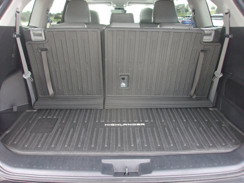 Used 2021 Toyota Highlander XLE AWD/4WD image 20