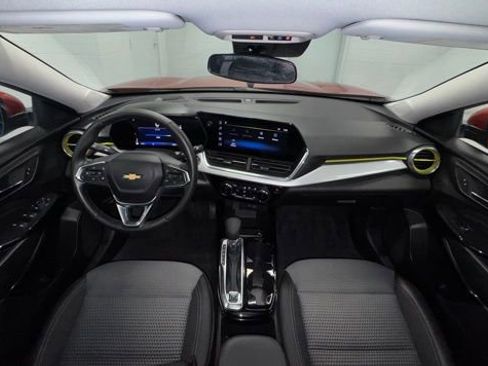 Used 2024 Chevrolet Trax LT w/ LT Convenience Package FWD image 16