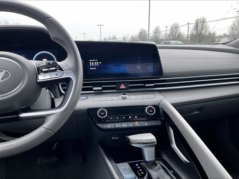 Used 2025 Hyundai Elantra SEL FWD image 18