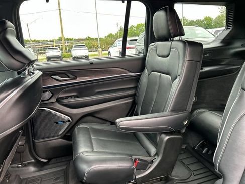 Used 2022 Jeep Grand Cherokee L Overland w/ Luxury Tech Group IV AWD/4WD image 19