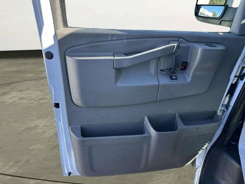 Used 2016 Chevrolet Express 2500 Extended RWD image 10