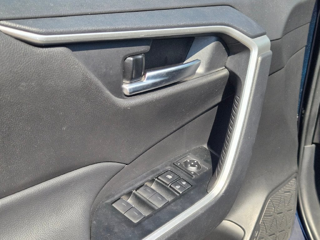 Used 2025 Toyota RAV4 XLE FWD image 20