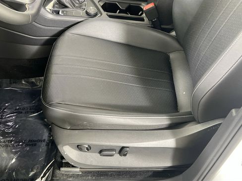 Used 2023 Volkswagen Tiguan SE image 18