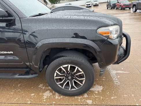 Used 2020 Toyota Tacoma TRD Sport image 4