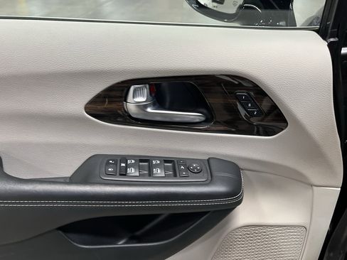 Used 2023 Chrysler Pacifica Limited FWD image 17