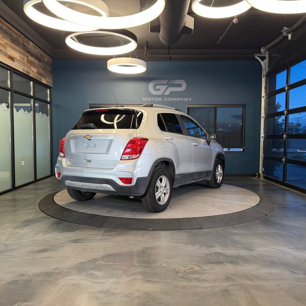 Used 2022 Chevrolet Trax LT w/ LT Convenience Package AWD/4WD image 3
