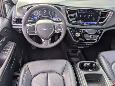 Used 2025 Chrysler Pacifica Select image 24