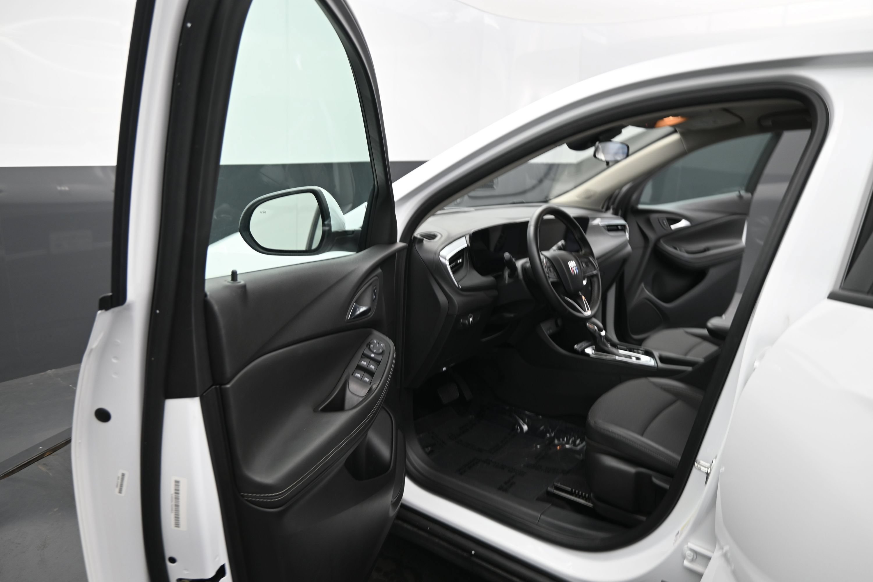 Certified 2025 Buick Encore GX Preferred FWD image 18