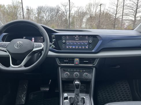 Used 2022 Volkswagen Taos SE w/ Panoramic Sunroof Package image 28