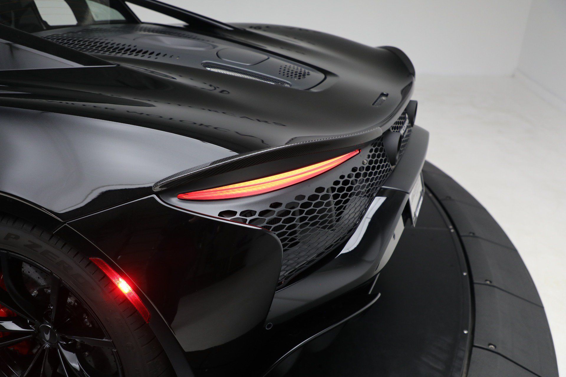 Used 2024 McLaren Artura RWD image 34