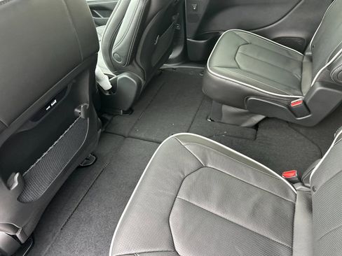 New 2026 Chrysler Pacifica Limited image 12