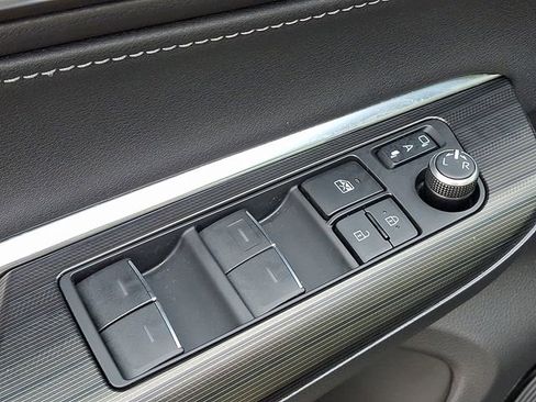 Used 2023 Toyota Venza Nightshade image 15