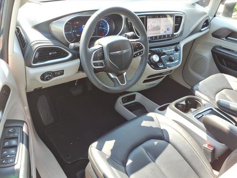 Used 2023 Chrysler Pacifica Touring-L FWD image 18