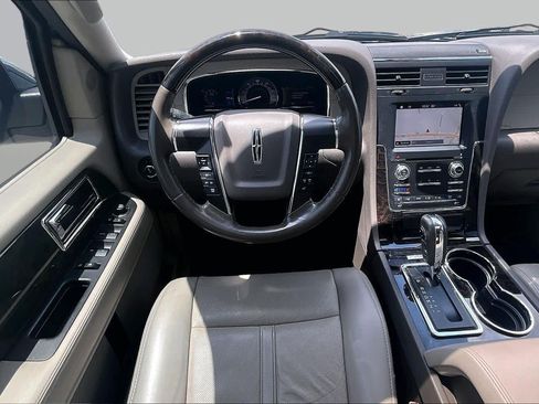Used 2017 Lincoln Navigator Select RWD image 6