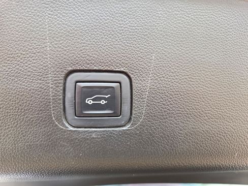 Used 2023 Chevrolet Traverse RS FWD image 15