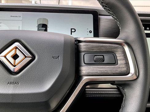 Used 2025 Rivian R1S Premium image 19