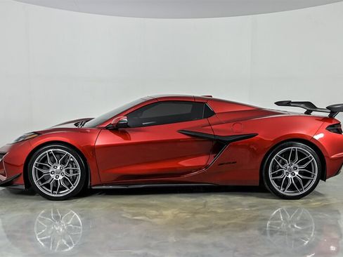 Used 2024 Chevrolet Corvette Z06 w/ Z07 Performance Package RWD image 3